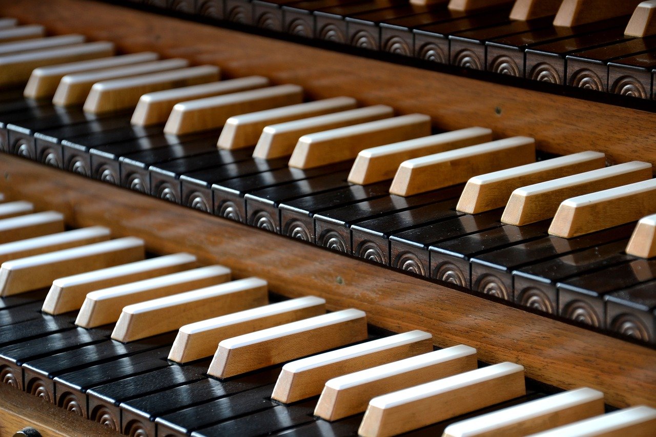 Organ keyboard made of wood